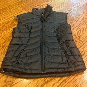 Track & Field Woman’s Black Puffer Vest Size L